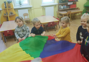 Basia, Nela, Tymek, Filip i Laura podczas zabawy "Tańczące liście".